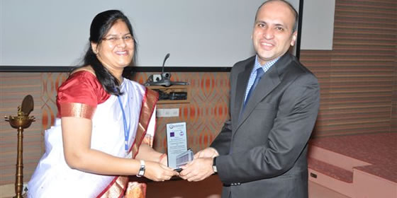 Dr. Nidhi felicitating Dr. Santosh, COO with memento
