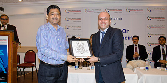 Dr. Shetty presents token of appreciation to the delegates