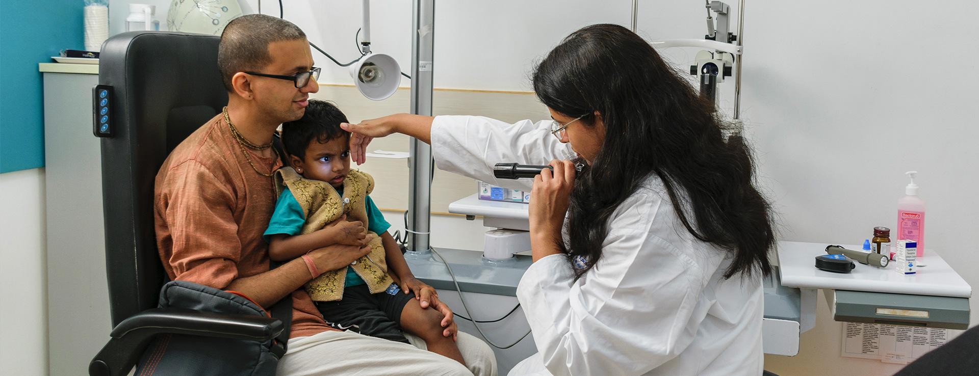 Top Ophthalmologist is Checking the Patient's Eye at the Best Eye Clinic Near You in Indore